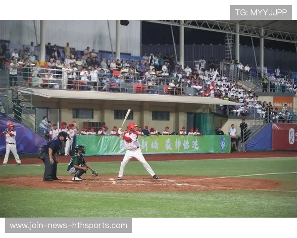 棒球外野手飞身接球摔倒三圈仍死守底线 棒球外野手飞身接球摔倒三圈仍死守底线