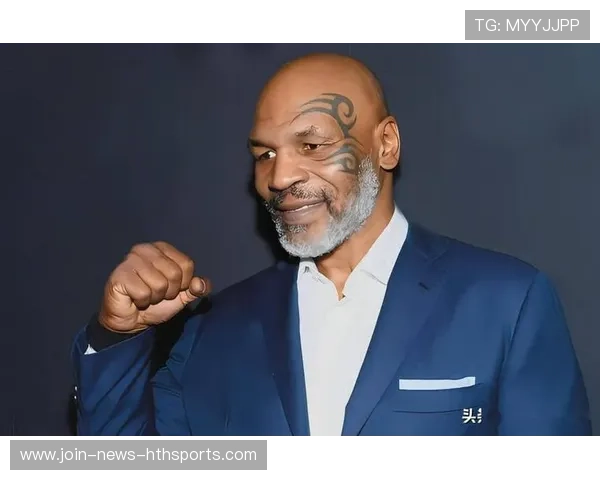 UFC选手出场被泼水差点滑倒,引发热议 UFC选手出场被泼水差点滑倒,引发热议