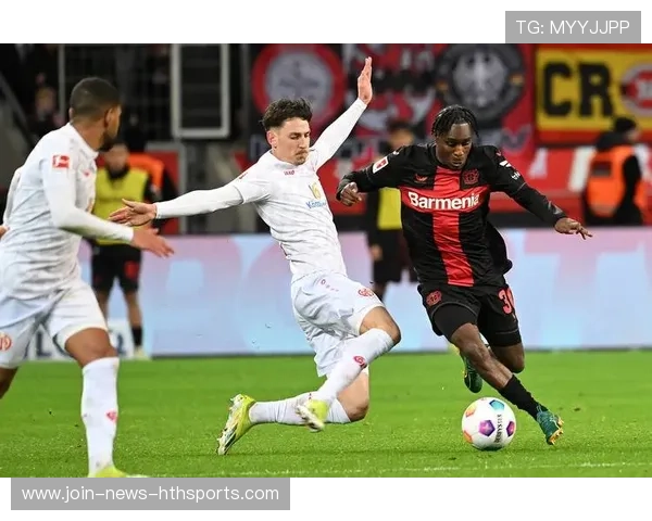 拜仁控制中场后通过侧翼形成突破 拜仁控制中场后通过侧翼形成突破